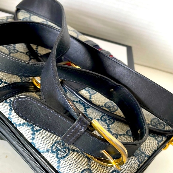 Authentic Gucci GG Supreme Leather Shoulder Bag/ Crossbody Bag. - Picture 11 of 17